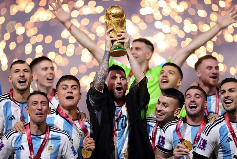 Messi levantando la Copa del Mundo en Qatar. (ultimahora.es).