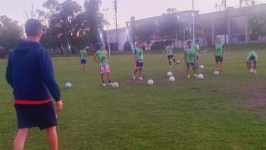 El plantel de 11 de Febrero entrena en el polideportivo de Pilar.