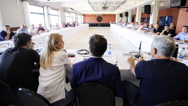 CUMBRE PLAYERA. Kicillof encabezó la reunión en Villa Gesell junto su gabinete.