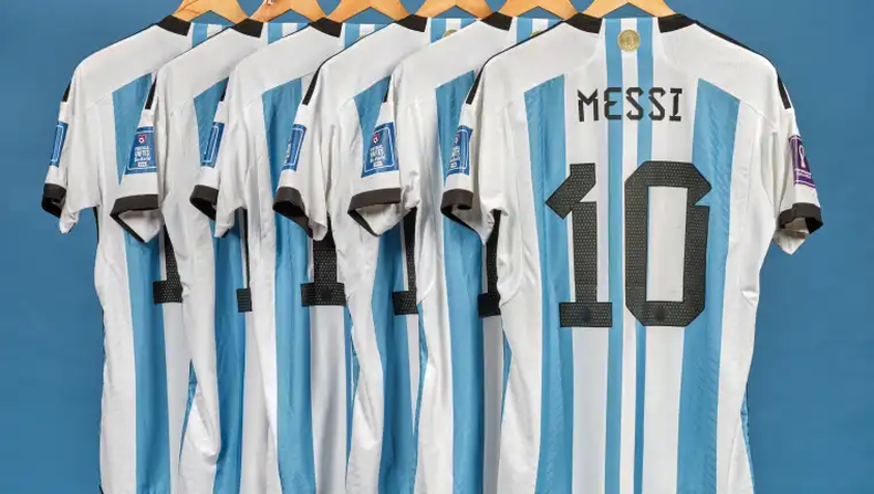 Subastan seis camisetas usadas por Leo en el Mundial de Qatar 2022. (EFE)..webp