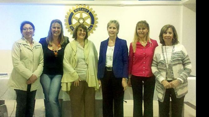 Integrantes del Rotary Norte junto a la disertante..