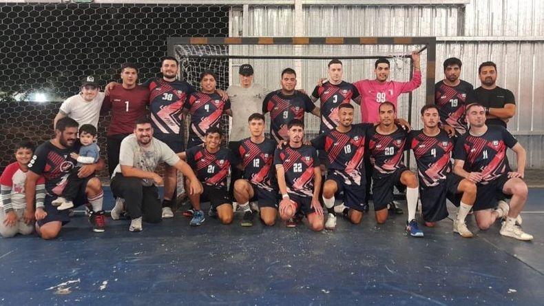 CLASIFICADOS. Los muchachos de Muni Pilar festejan el pase a cuartos de final..