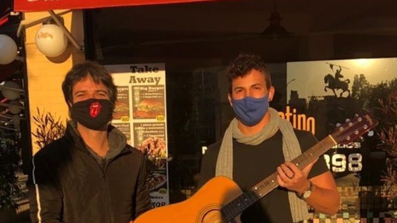 Solidario. Ale Kurz entregó la guitarra a Nahuel Alonso, ganador del sorteo. (Foto: Federico García Caffi). .