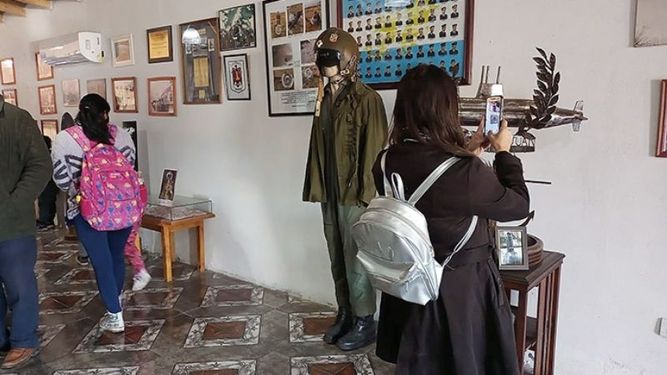 Te compartimos unas postales de la #VisitaGuiada al #CenotafioDeMalvinas. Momentos emotivos vivieron los vecinos que conocieron el Cenotafio de Malvinas por primera vez. Pilar Turismo / @PilarTurismo. .