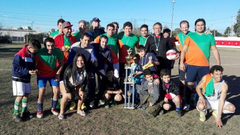 CAMPEÓN. Los Piratas +35 posan con la copa, tras la consagración..