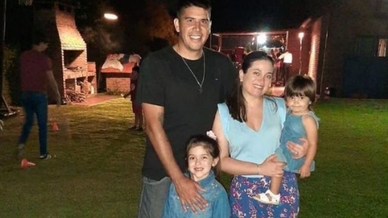 Chin chin. El basquetbolista pilarense Román “Memo” Rodríguez, actualmente viviendo en Paraná, compartió en las redes esta tierna imagen brindando junto a su familia..