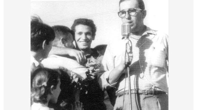 Quien habla al micrófono es Silvio Zunino, figura del automovilismo local, en una carrera del año 1967, ganada por Rodolfo Pachelo, que celebra detrás del orador. La competencia se realizó en el circuito de Carabassa..
