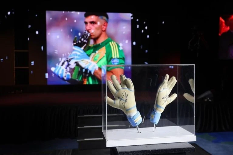 Los guantes de Dibu Martínez que fueron subastados. (FUNDAMI)..png