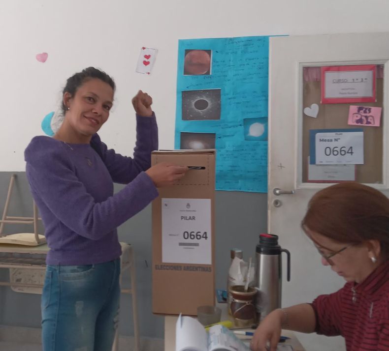 Natalia Espasa emitió su voto en la Escuela Nº 46 de Manuel Alberti.