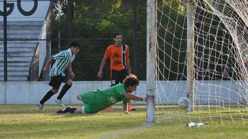 ADENTRO. Nico Zárate la empujó ante el rebote en Codaro; era el 3-1 para Abrojal..