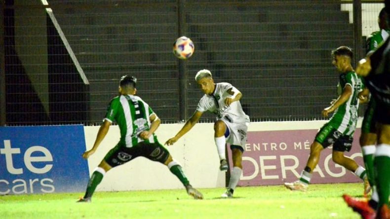 CENTRO. Rodrigo Hernández mete el centro al área. El delantero intentó sorprender por las bandas. (Foto Fredy Caballero).