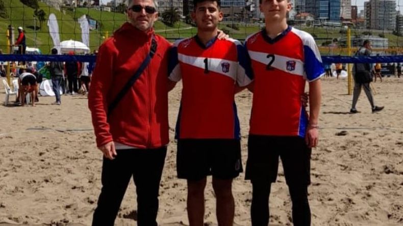 BEACH VÓLEY. El profe Arturo Carey junto a Juan Saffer y Willy Caporale, ganadores en la primera jornada..