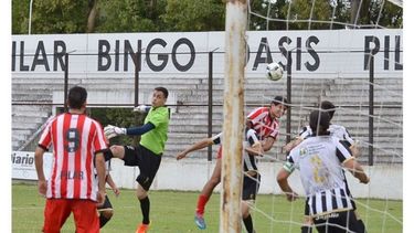 (FREDY CABALLERO). TESTAZO. El Vasco González ya metió el cabezazo que tendrá destino de red..