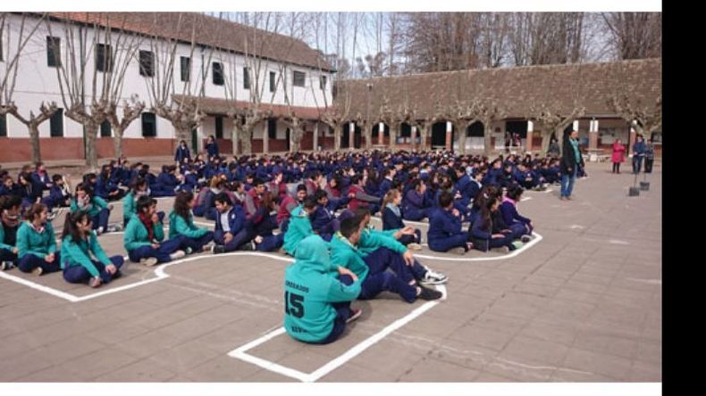 SONRISAS. Alumnos preparándose para la foto de los 50 años, ocupando el inmenso patio del instituto..