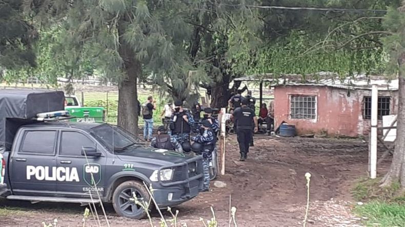 DESPLIEGUE POLICIAL. El predio allanado esta tarde, cerca del río Luján. .