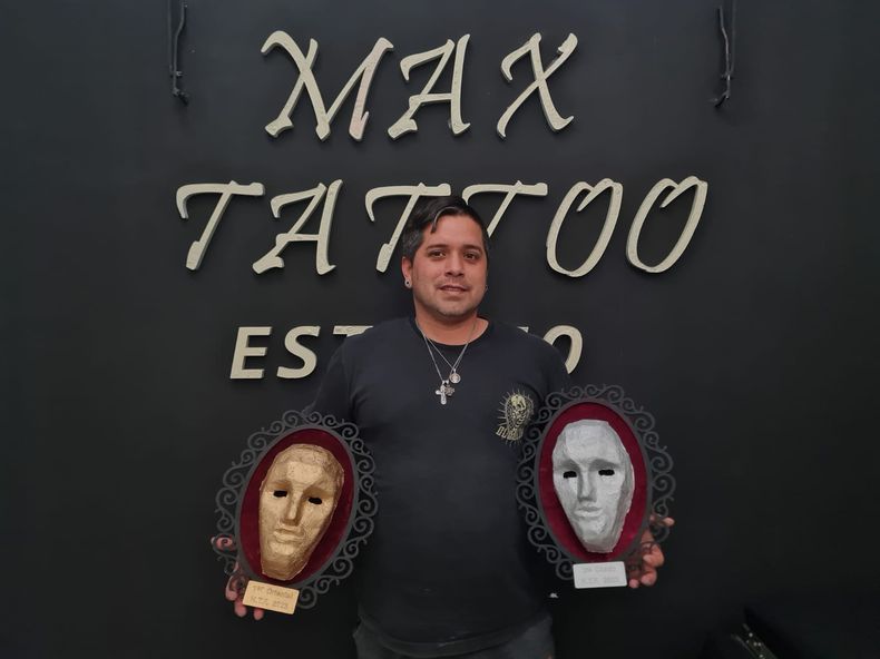 Almirón con los dos premios cosechados.