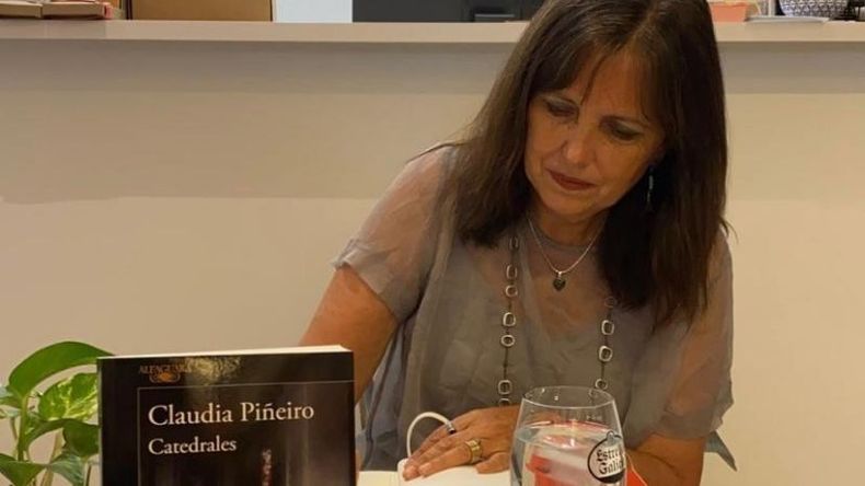 La escritora recibió el último viernes uno de los galardones más importantes de la literatura hispana y hoy firmó libros en Lata Peinada. .