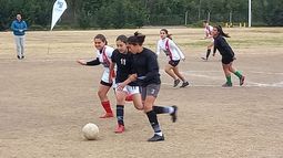 A JUGAR. La acción del Fútbol 5 se dio en el polideportivo de Pilar..