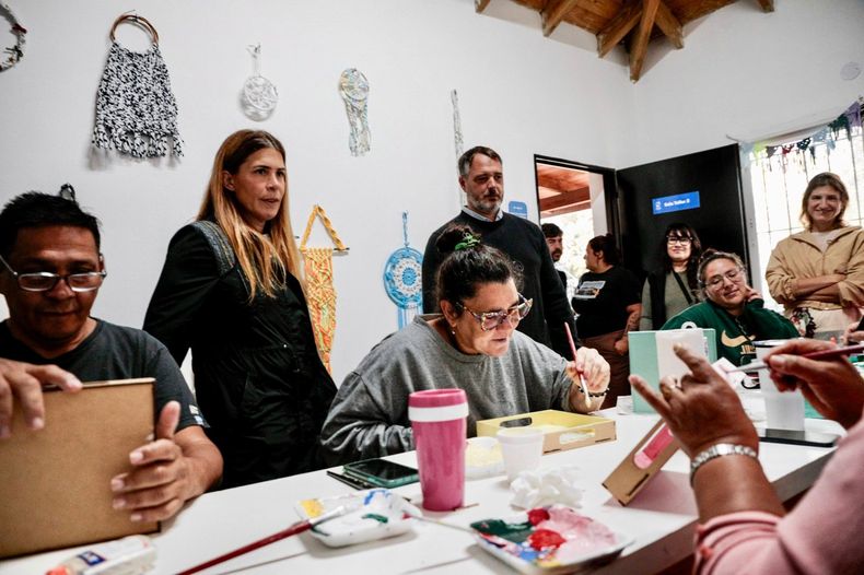 VISITA. Soledad Peralta y Santiago Laurent acompañaron a las asistentes a los talleres.