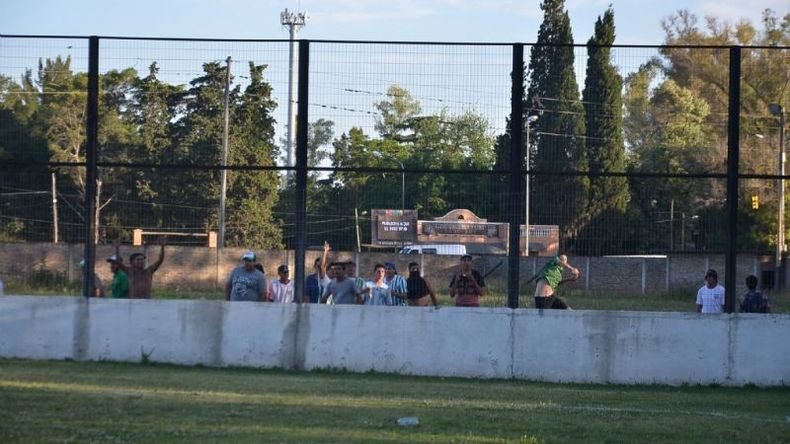 Parte de la hinchada de Abrojal que ocasionó incidentes, tras el 3º gol de Atlético. Aquella tarde (8/12) el Rancho ganó 3-2 el clásico y se consagró campeón..