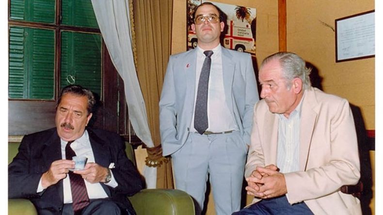 Raúl Alfonsín dialoga con el ex concejal radical Miguel Zakhem y el director de Cultura de entonces, José Sánchez, en una visita del ex presidente en el año 1990..