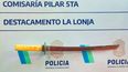 El arma blanca utilizada por el violento vecino para amedrentar al personal de seguridad y a la policía. El arma blanca utilizada por el violento vecino para amedrentar al personal de seguridad y a la policía.