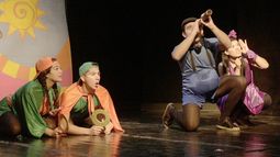 Llevamos a cabo una nueva fecha de nuestro ciclo #VamosAlTeatro, con el que acercamos a las instituciones educativas de Pilar con las propuestas de los elencos locales. En el Teatro Municipal Ángel Alonso compartimos la obra “Un Huevo en Dedolandia”, de Aquí y Ahora Teatro, junto a chicas y chicos de los jardines de infantes N° 906, 915, 916, 927, 937 y 940. Subsecretaría de Cultura Pilar.