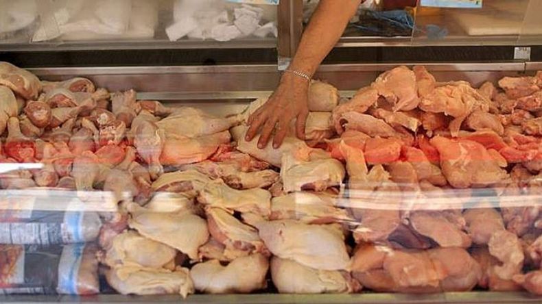 AUMENTO. El pollo tuvo suba del 50% al 75% en el mostrador según el informe..