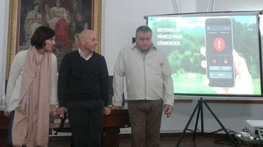 ALERTA. Ducoté lanzó la app con Cecilia Lucca y Fernando Martínez..