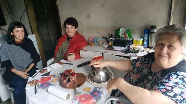 RECIBIMIENTO CON MATE Y TORTA. Lourdes Filgueira (Frente de Todos), Alan y su abuela Edit..