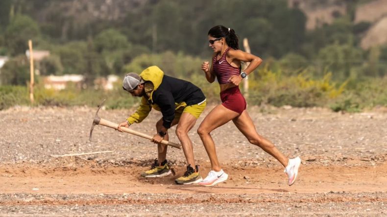 A TODO TERRENO: La atleta pilarense se prepara en la superficie que sea de cara a los Juegos Olímpicos París 2024.