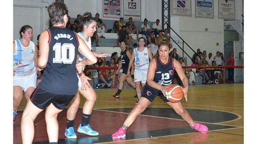 JUGADA + FIGURA. Mariana Barrios fue la clave del triunfo; terminó como goleadora con 12 puntos..