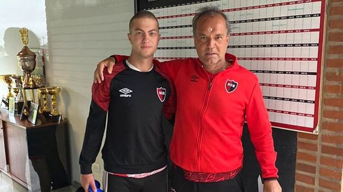 Santi con el coordinador de fútbol de Newells, Enrique Borrelli..