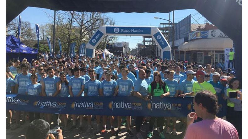 LARGADA. Los participantes, minutos antes de la prueba. .