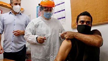 Juan Cruz Camino, médico de terapia COVID del Hospital Sanguinetti, que fue el primero en recibir la vacuna en el distrito..