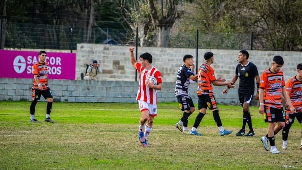 PUÑO APRETADO. Lucas Chaves festeja su gol, el del descuento en la Ciudad Deportiva.