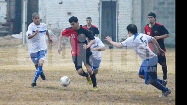 TODO TERRENO. Peralta escapa de sus marcas. Ante Unión, Derqui hilvanó su 6ª victoria en fila..
