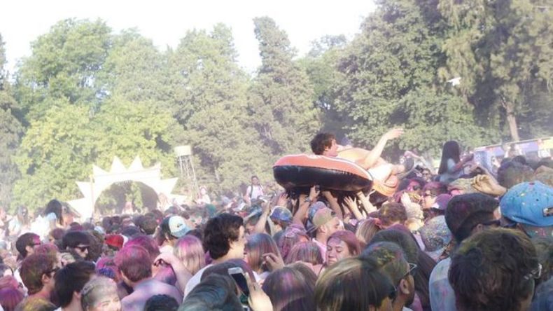 EN BOTE. Los jóvenes desataron la fiesta con la actuación de las primeras bandas..