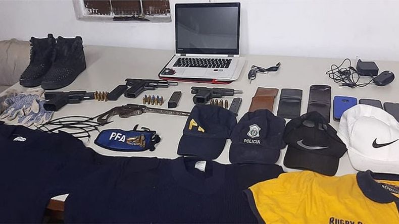 INCAUTADO. En la casa del detenido había armas e indumentaria de la policía..