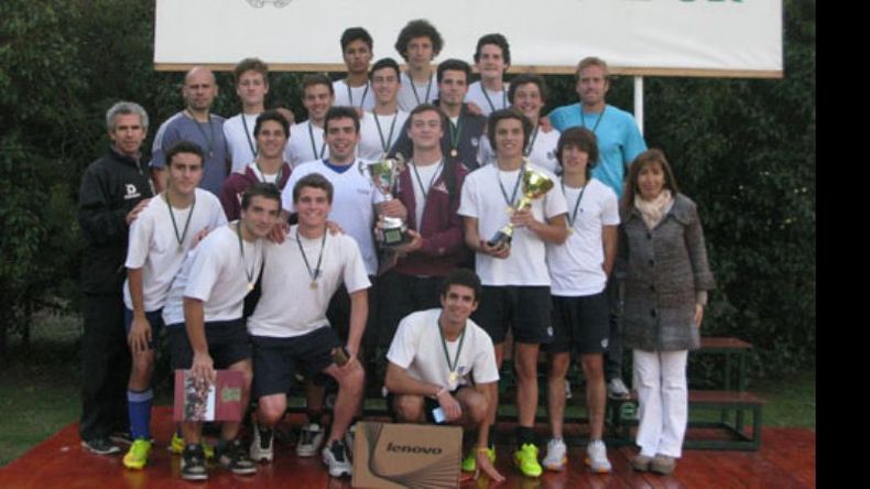 El colegio Wellspring posa con la Copa USAL y las medallas de campeón..