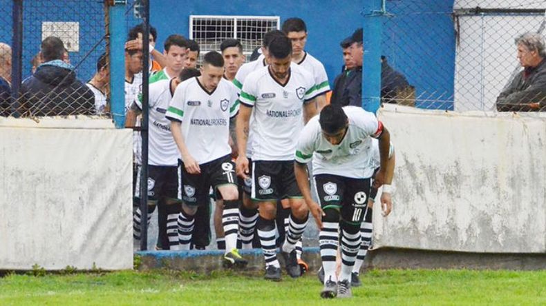 ENTRADA. Acuña encabeza la salida de Real a la cancha..