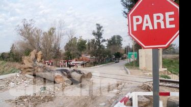 Pare. El paso a nivel sobre las vías del Urquiza aún no tiene barreras. Estarían listas en dos semanas..