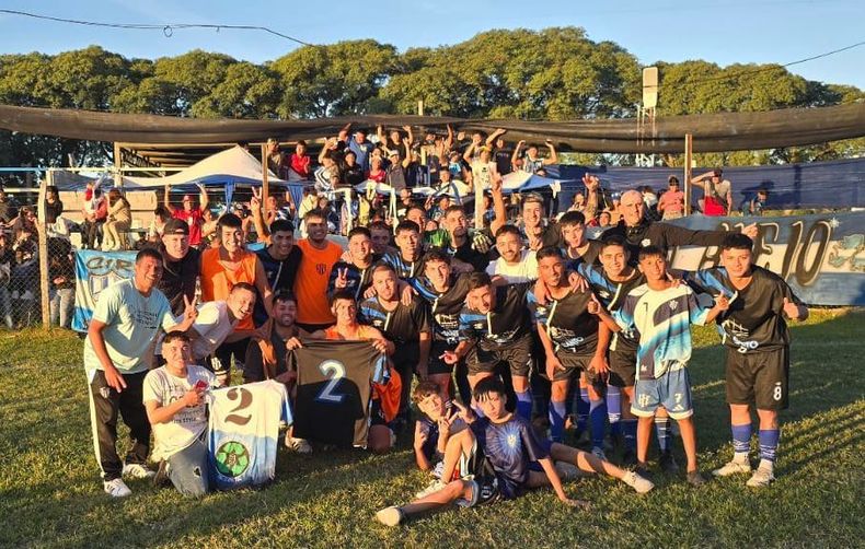 FIESTA. San Alejo festejó en su casa y con su gente la épica victoria ante Somra.