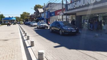 #Pilar siempre la misma joda. Buscando lugar para estacionar y otros estacionan como quieren en la plaza donde no se puede. Cuándo agilizan con los agentes de tránsito? SERGIO GONZALEZ / @supergonzalezok..