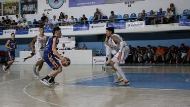 Atlético Pilar en zona defensiva con Eduardo Gamboa de frente y detrás Jonatan Treise.