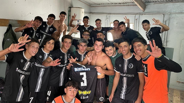 TRES. Los jugadores de la Tercera de Real Pilar festejan el triunfo en el vestuario.