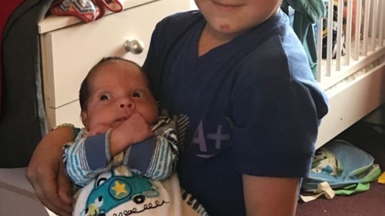 HERMANO MAYOR. Dante (7),  con uno de los trillizos. .