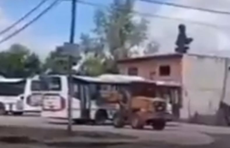 La pala mecánica embiste a uno de los colectivos en José C. Paz.