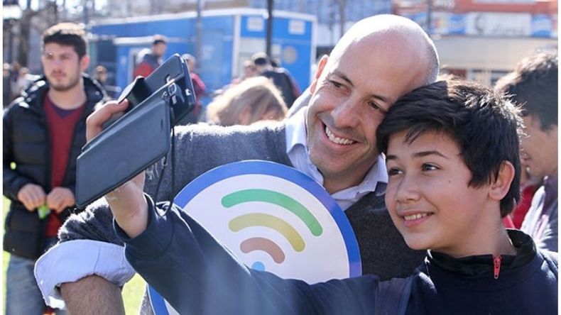 CONECTADO. Ducoté estrenando WiFi en la plaza. .