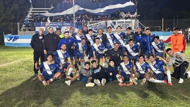PUNTERO. El plantel de Unión festeja con su gente el liderazgo absoluto.